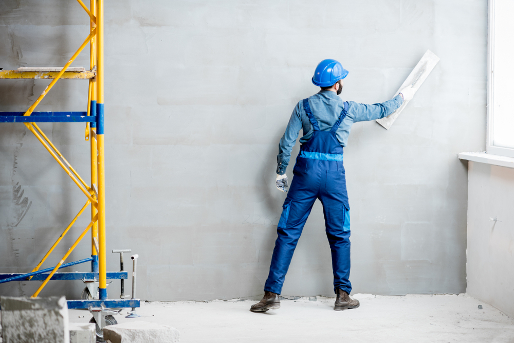 Le carrelage d'un mur en plâtre