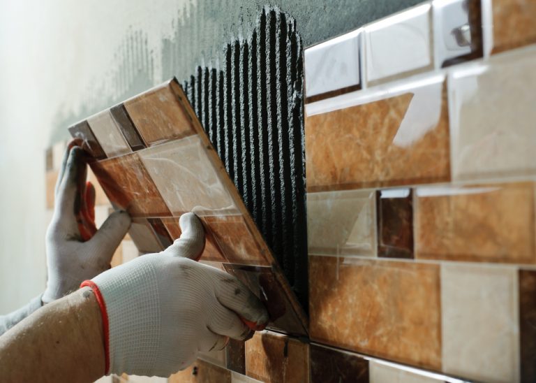 Zoom sur les techniques pour carreler un mur en plâtre